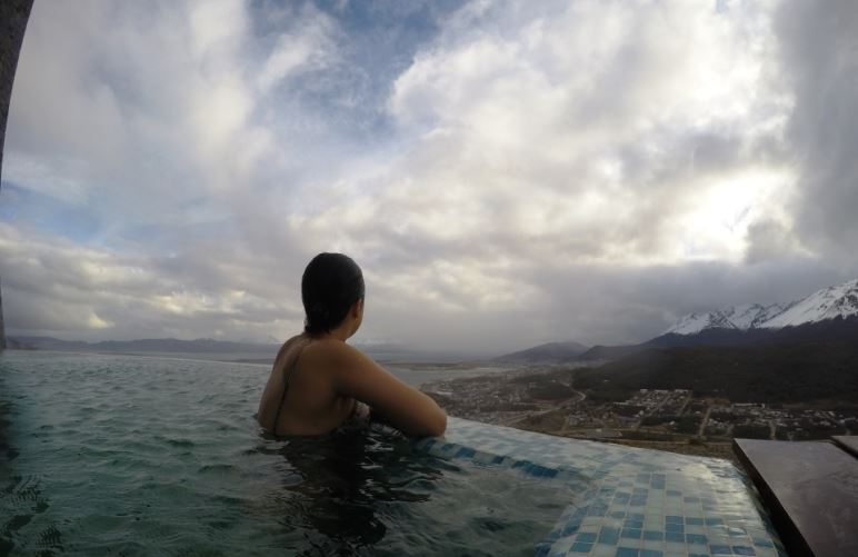 piscina externa arakur ushuaia com música canal de beagle patagonia hotel de luxo