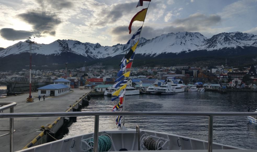 Vista do Porto de Ushuaia - Argentina - minutos antes de zarpar no cruzeiro de expedição pelas águas geladas da Antártida Argentina e Chilena - Australis - Viagem - Fim do Mundo - Turismo - Aventura