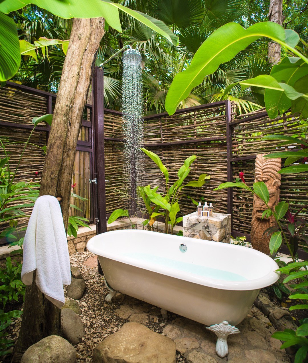 banheira vitoriana em jardim e ducha tropical rain hotel de luxo golden eye