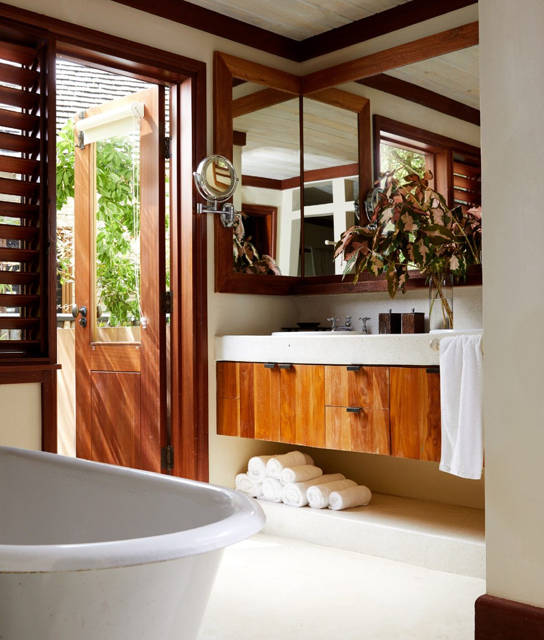 banheiro branco e em madeira, com banheira vitoriana e persiana jamaica golden eye turismo spa
