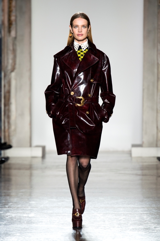 Casaco Versace brilhante semana de moda de Milão - look/moda
