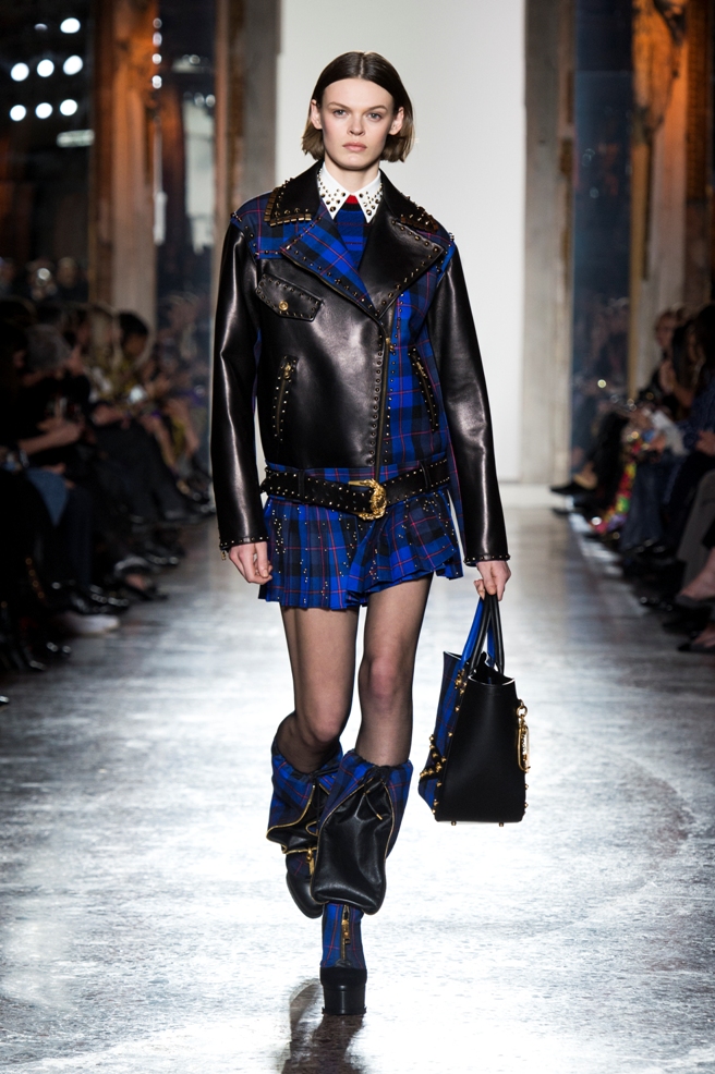 Look jaqueta aviador com saia tartã azul e preto Versace - semana de moda Milão