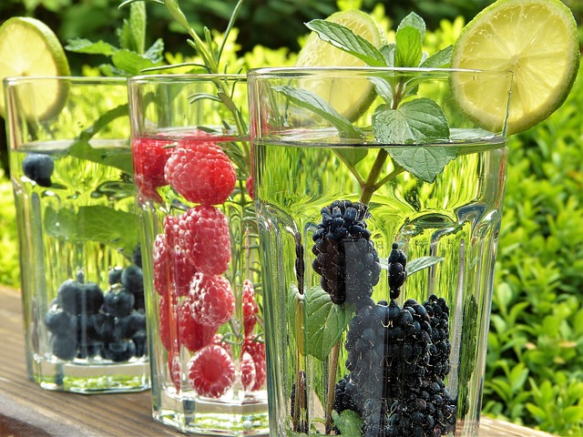 água aromatizada com frutas e ervas - para melhorar a hidratação
