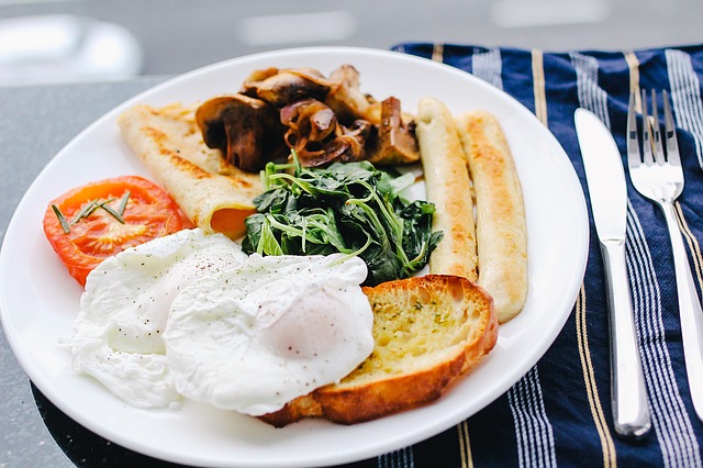 Café da manhã britânico: um verdadeiro cura ressaca com proteínas, carbo e gorduras. English Breakfast