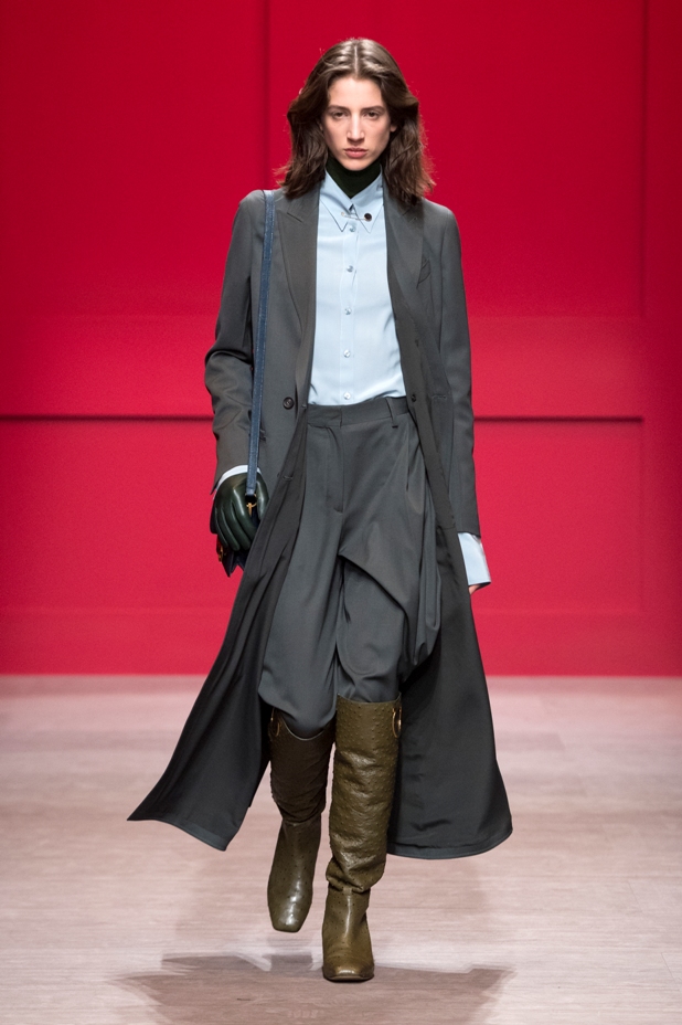 Look Salvatore Ferragamo cinza com camisa azul e bota marrom - semana de moda de milão - look/moda