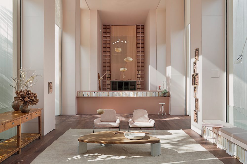BC Arquitetos - Terraço Aurora - ambiente em tons claros, com luz natural, pé direito alto e poltronas claras