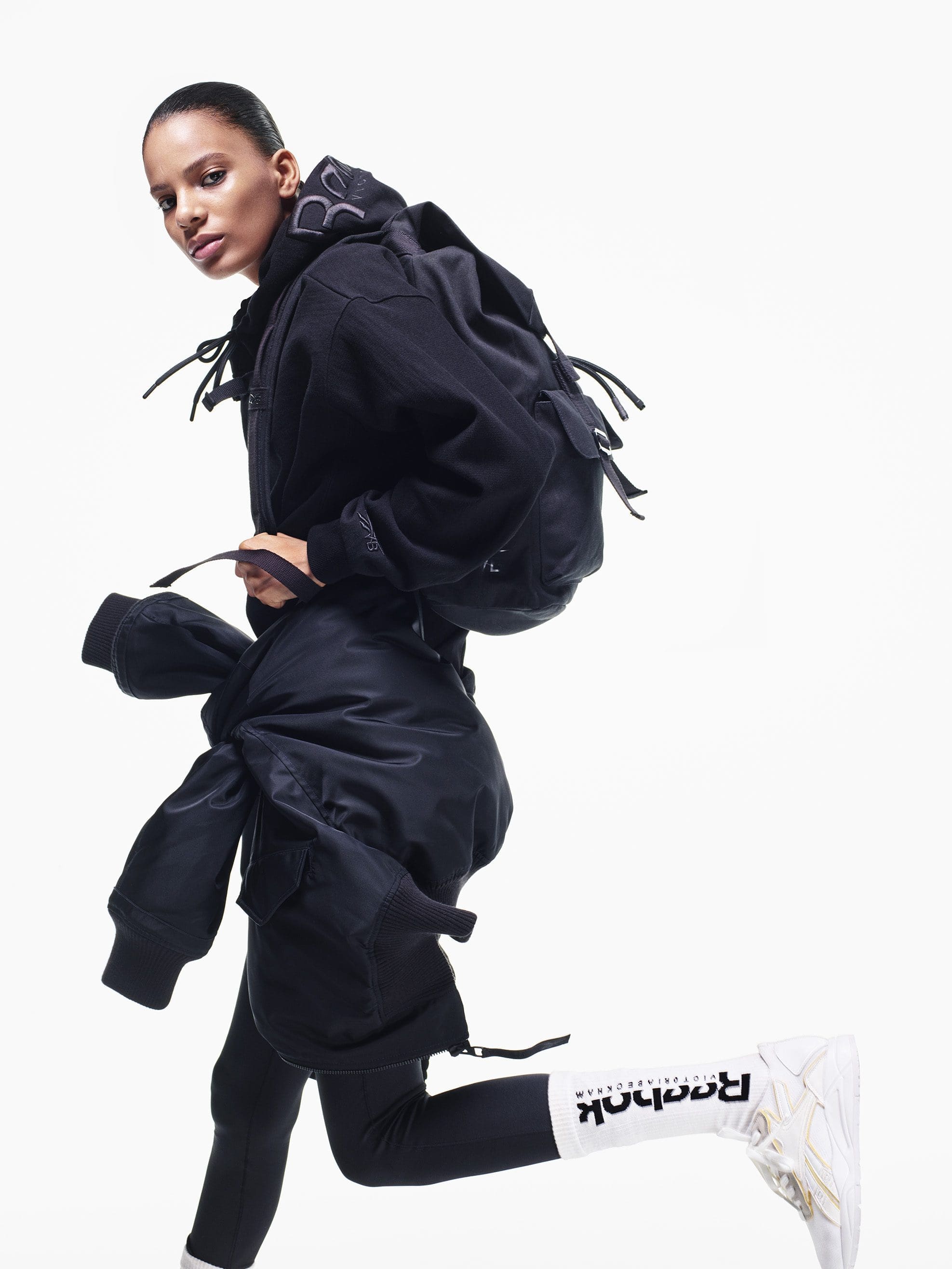victoria beckham look reebok - roupa esportiva toda preta, mochila, meia longa - fitness