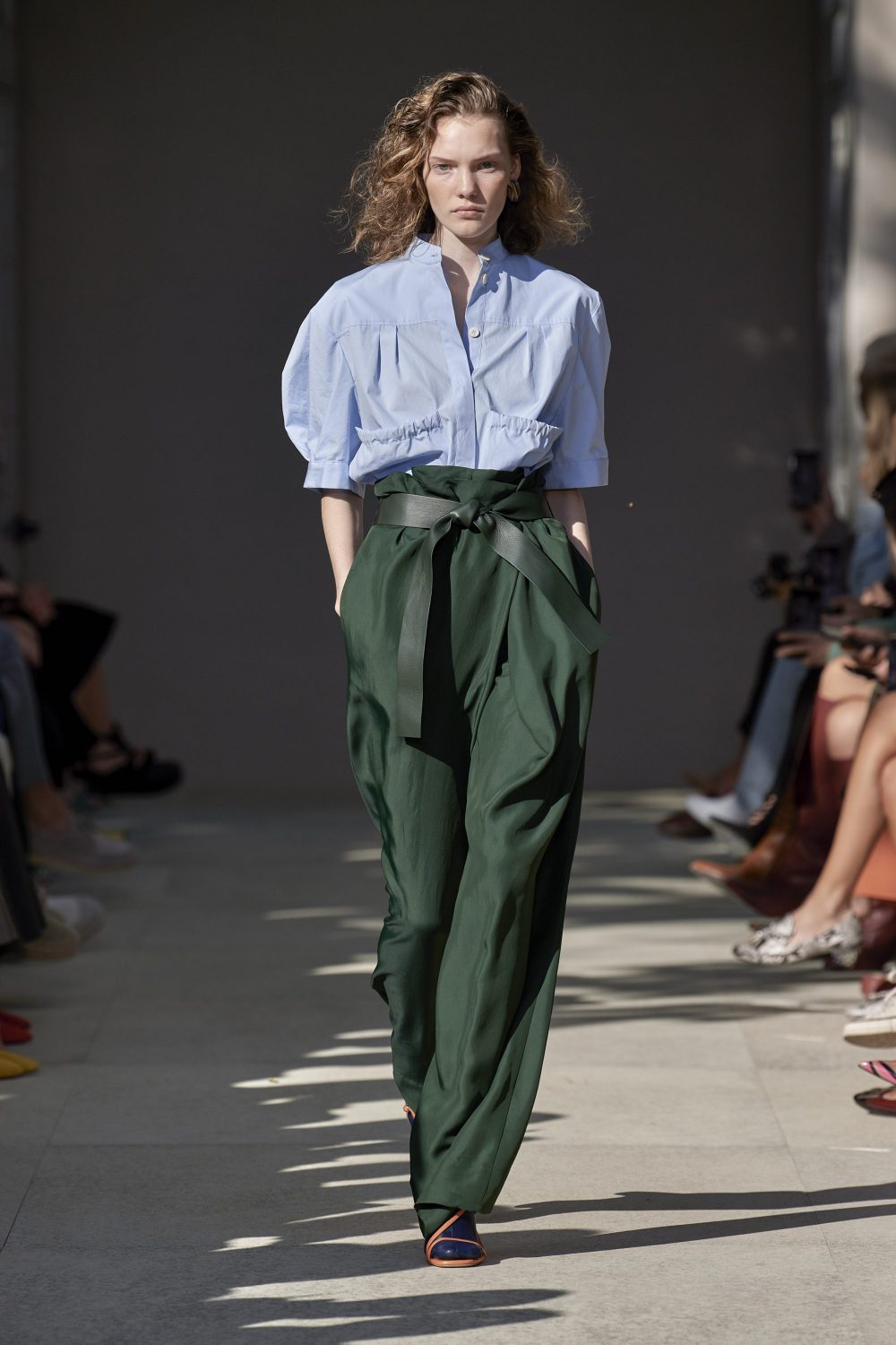 calça verde militar clochard e camisa azul em tom claro 